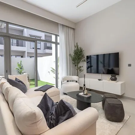 Classy 4-Bedroom Villa With Spacious Balcony In Nad Al Sheba Dubai Exterior photo