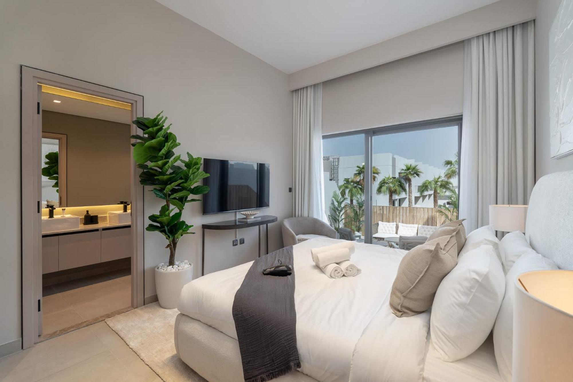 Classy 4-bedroom With Spacious Balcony In Nad Al Sheba Villa *
