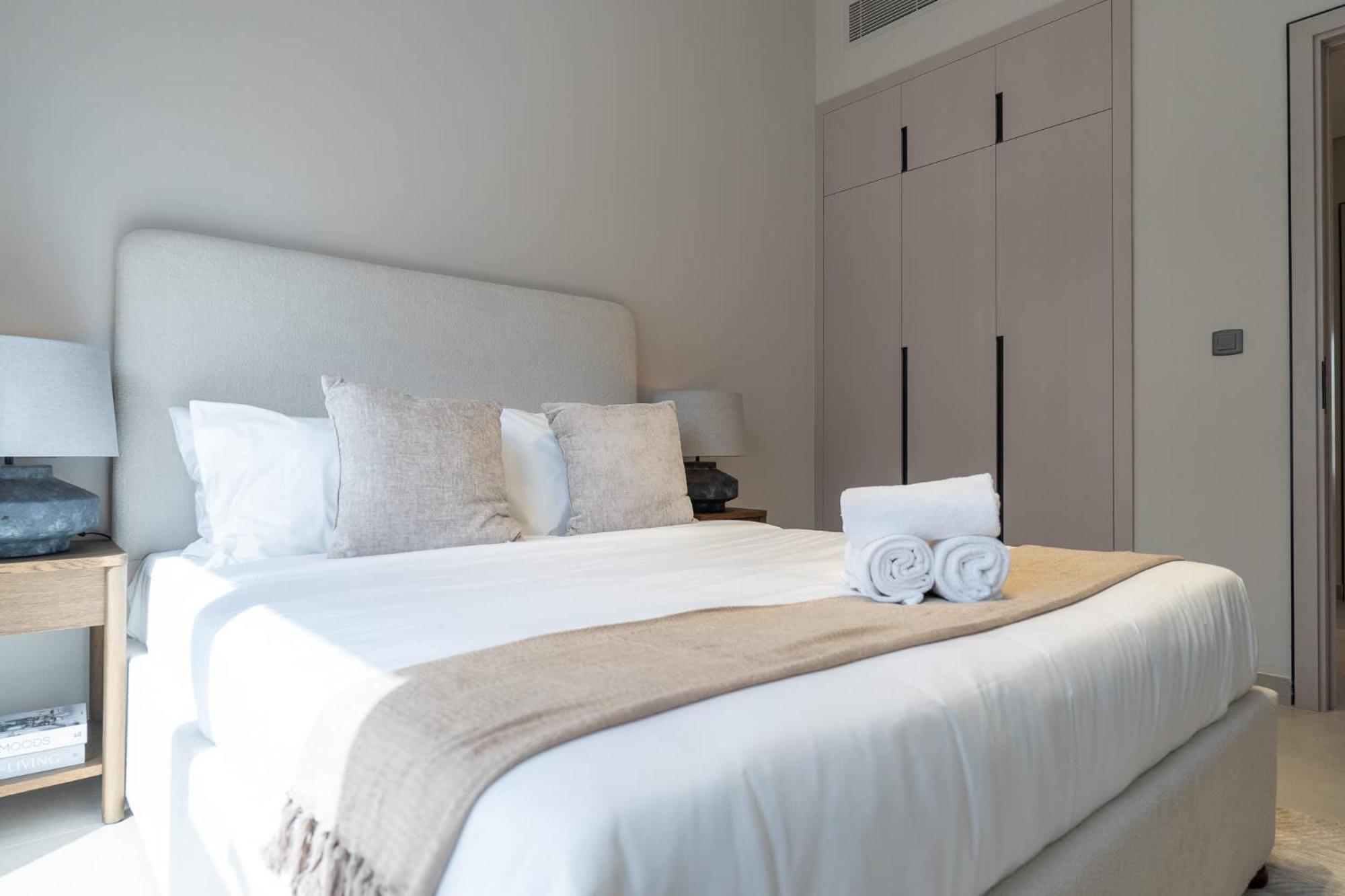 Classy 4-bedroom With Spacious Balcony In Nad Al Sheba Villa *